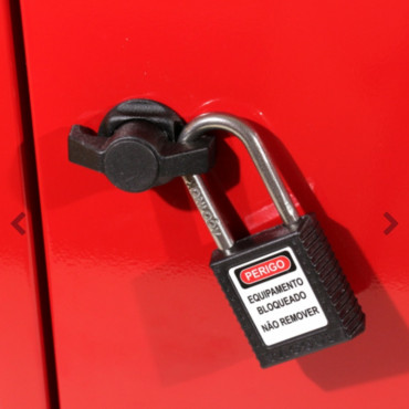 Fecho Lingueta para Painel Elétrico Tagout em uso
